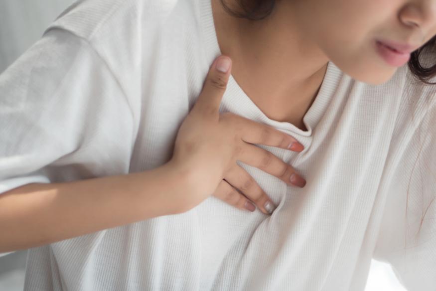 Khó thở và đau ngực là một trong những dấu hiệu ung thư đại trực tràng
